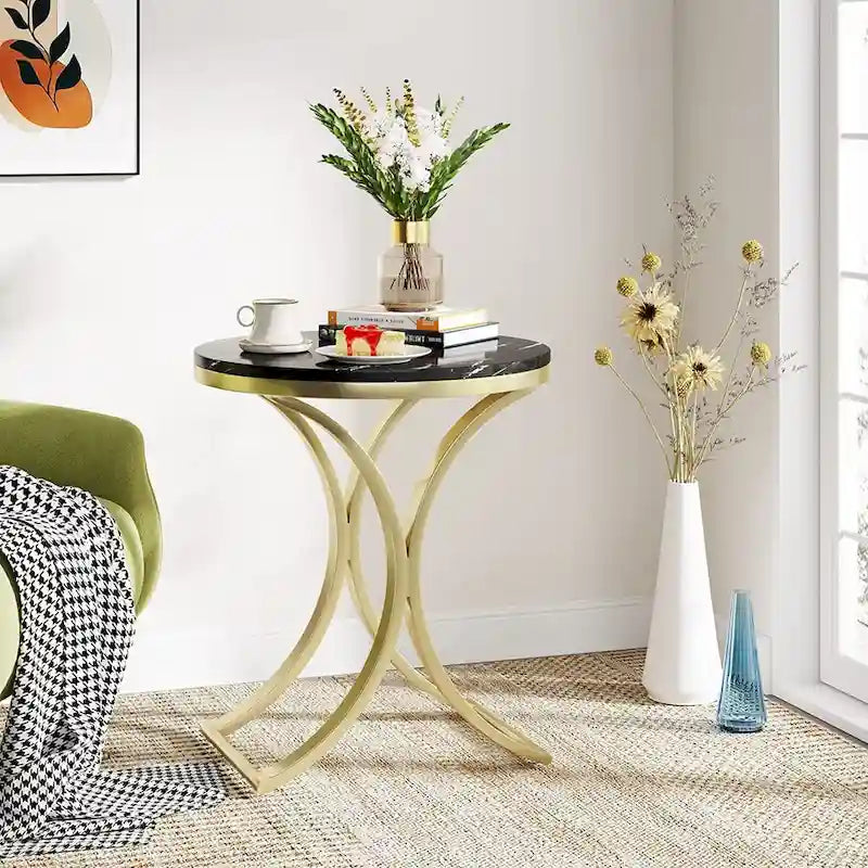 Petite table d'appoint ronde moderne, bout de canapé ou table de chevet avec structure en métal doré et plateau en bois d'ingénierie aspect marbre pour salon