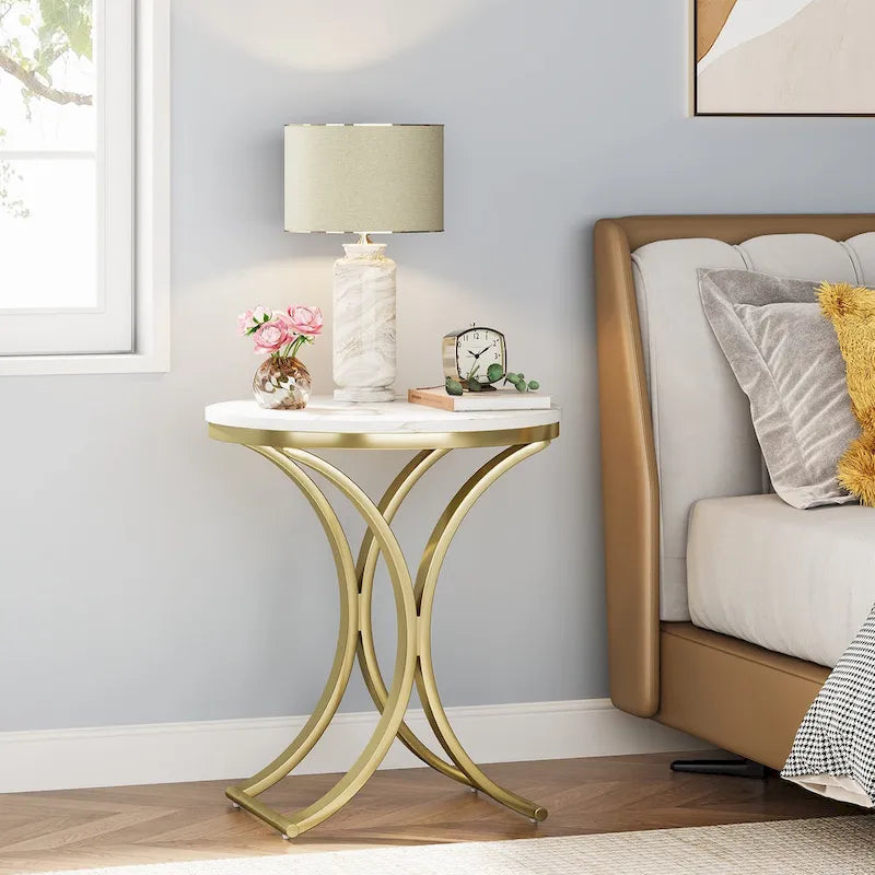 Petite table d'appoint ronde moderne, bout de canapé ou table de chevet avec structure en métal doré et plateau en bois d'ingénierie aspect marbre pour salon