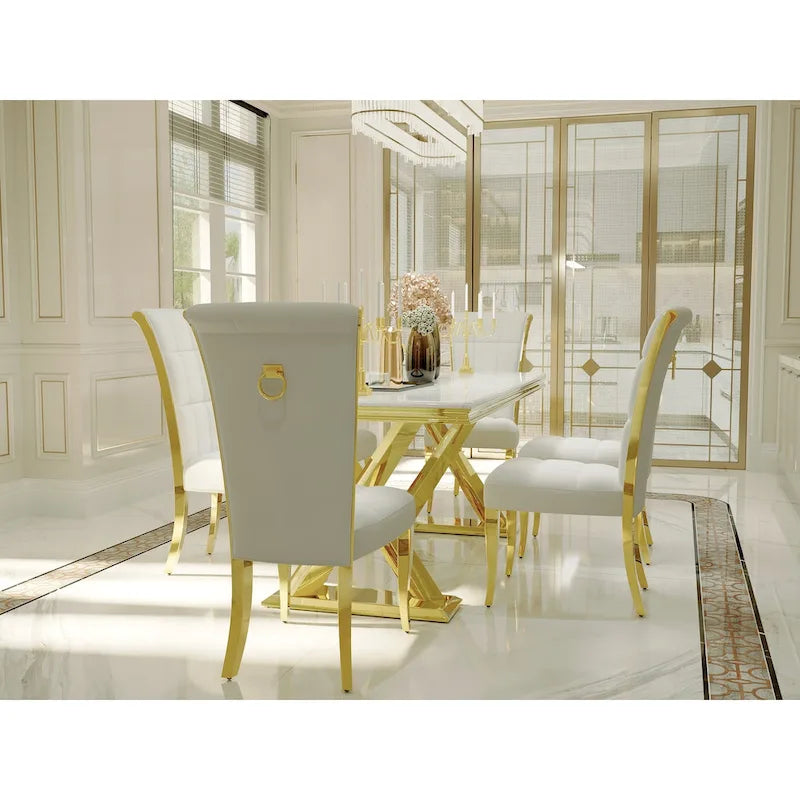 Chaises de salle à manger de luxe en velours blanc avec anneau de tirage à l'arrière et pieds en or poli